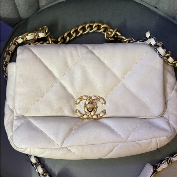 Chanel 19 White Quilted Leather Bag - Picture 2 of 12
